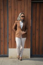 کت دارچینی و ست تاپ و شلوار طوسی - Image 2