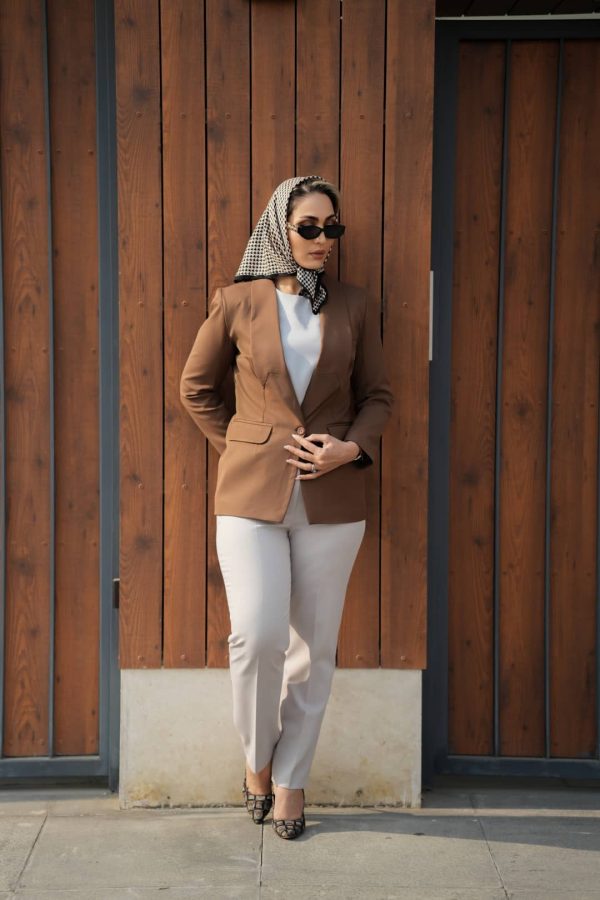 کت دارچینی و ست تاپ و شلوار طوسی - Image 2