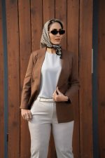 کت دارچینی و ست تاپ و شلوار طوسی