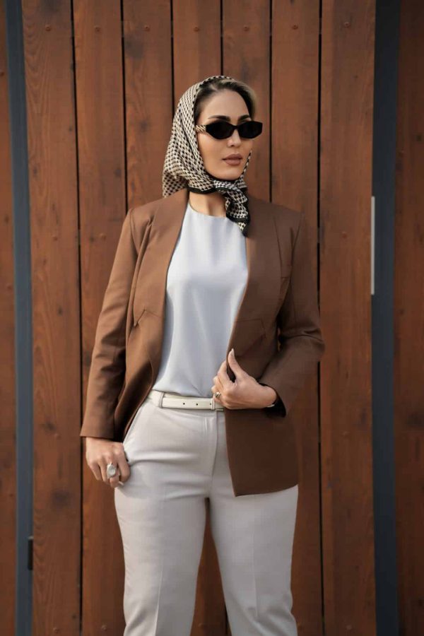 کت دارچینی و ست تاپ و شلوار طوسی کت دارچینی و ست تاپ و شلوار طوسی