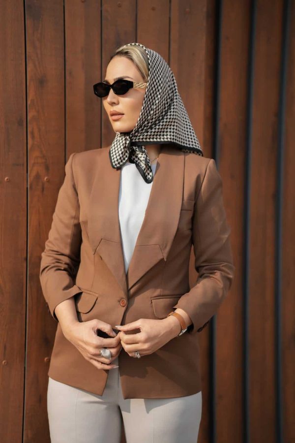 کت دارچینی و ست تاپ و شلوار طوسی - Image 4